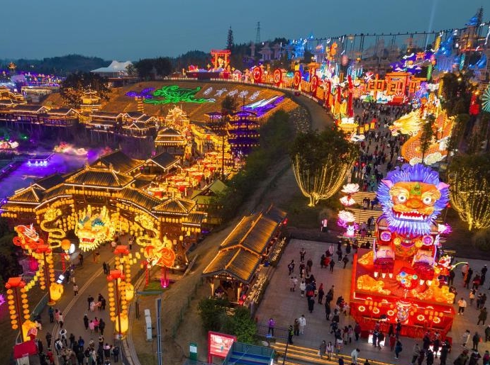  第30届自贡国际恐龙灯会吸引各地游客