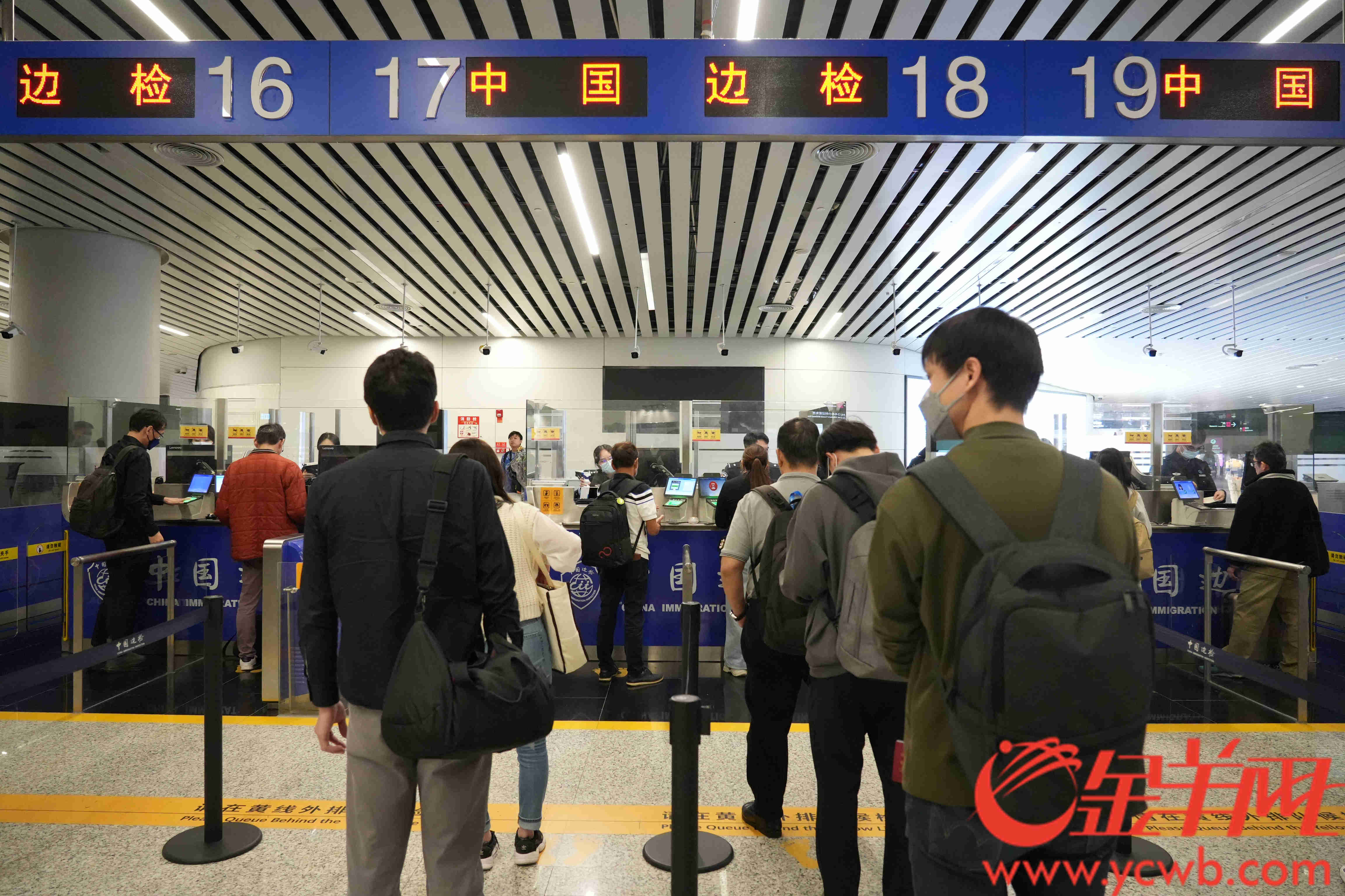 今起中国对瑞士等六国试行免签，广州口岸凌晨迎来首批入境旅客