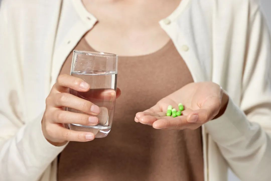 吃药到底该怎么喝水？很多人没做对！