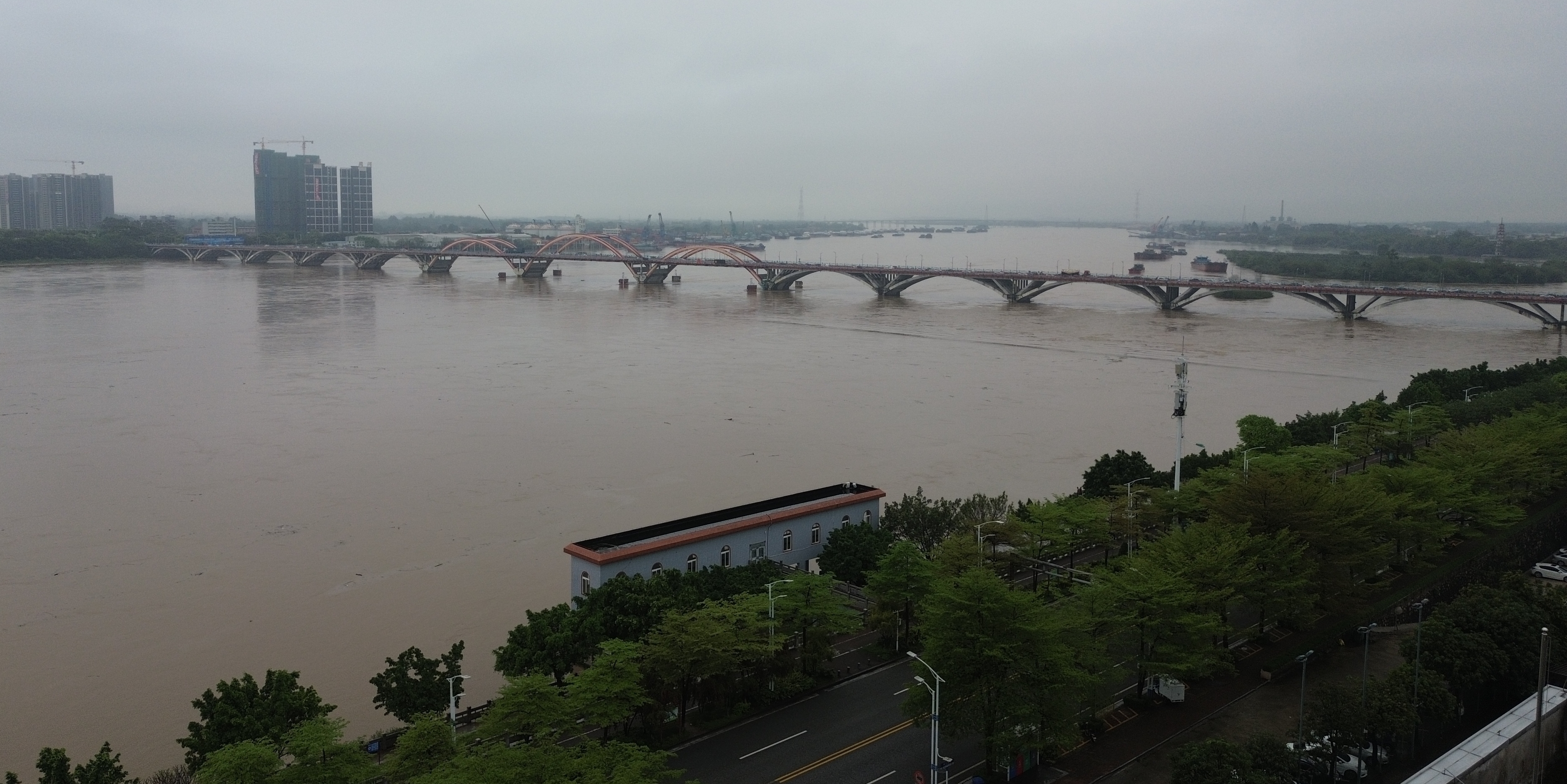 广东北江发生今年第1号洪水 多个水文站超警戒水位