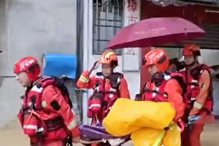 【视频】韶关强降雨致多地内涝！ 消防及时转移数十名被困群众