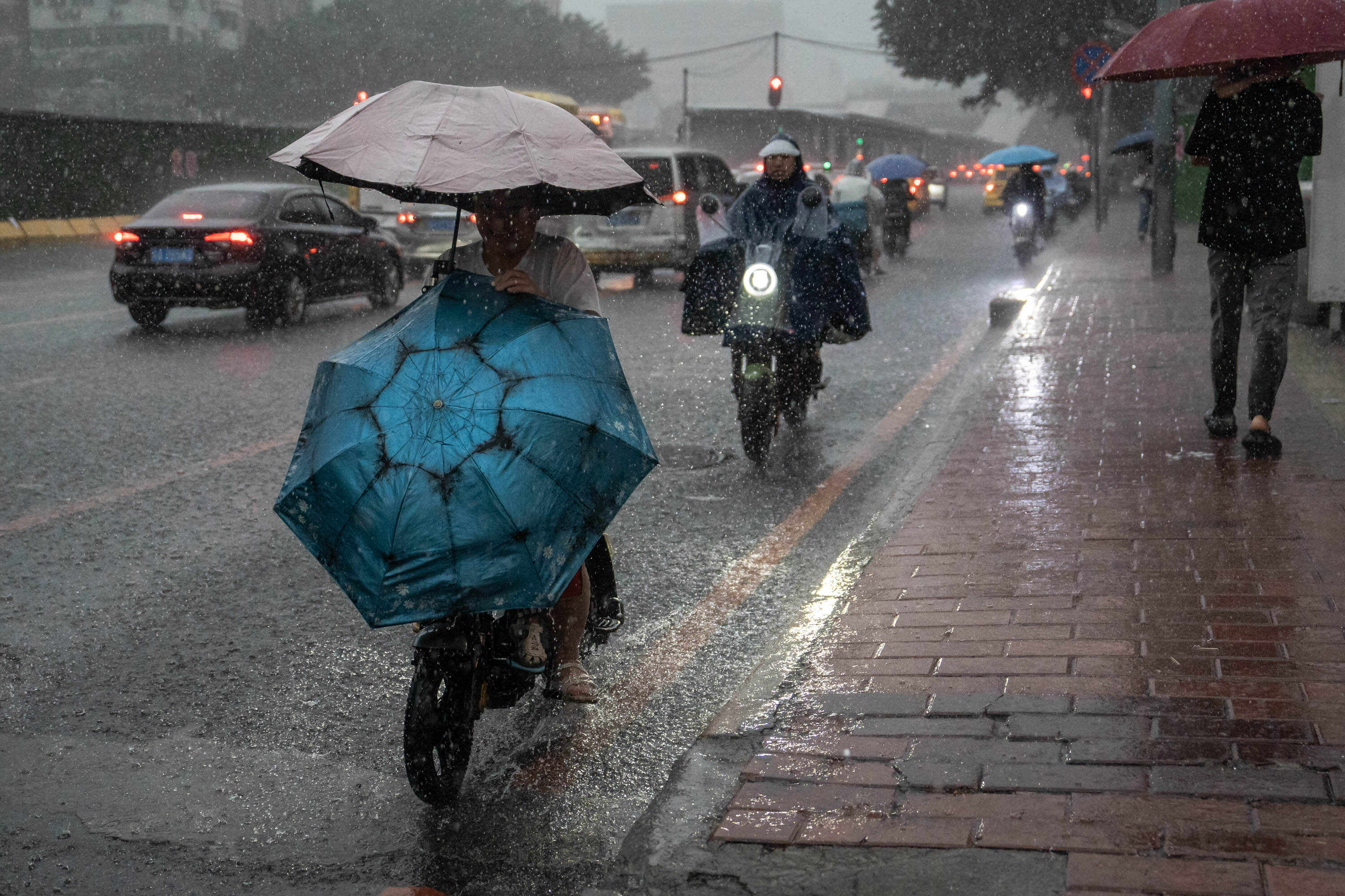 广州多区发“风雨预警”，预计今天12时至13时越秀天河转暴雨