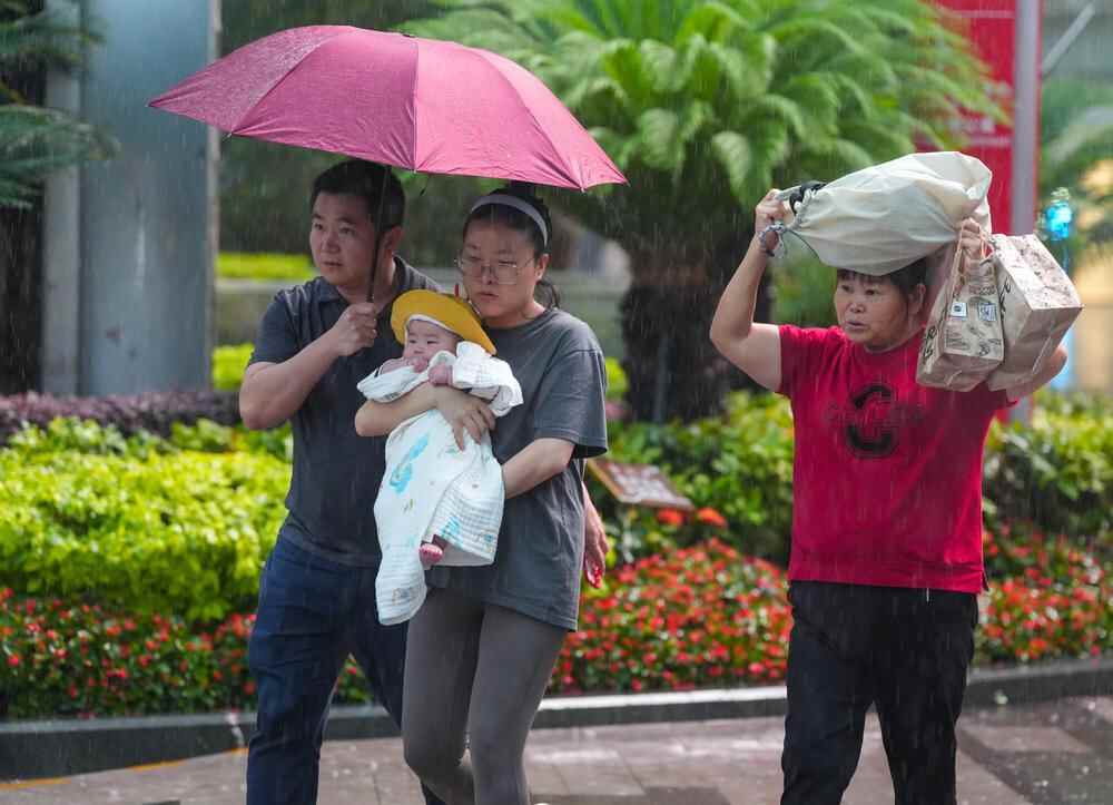 广州部分区暂时降级或解除“风雨预警”，明早降水或再活跃