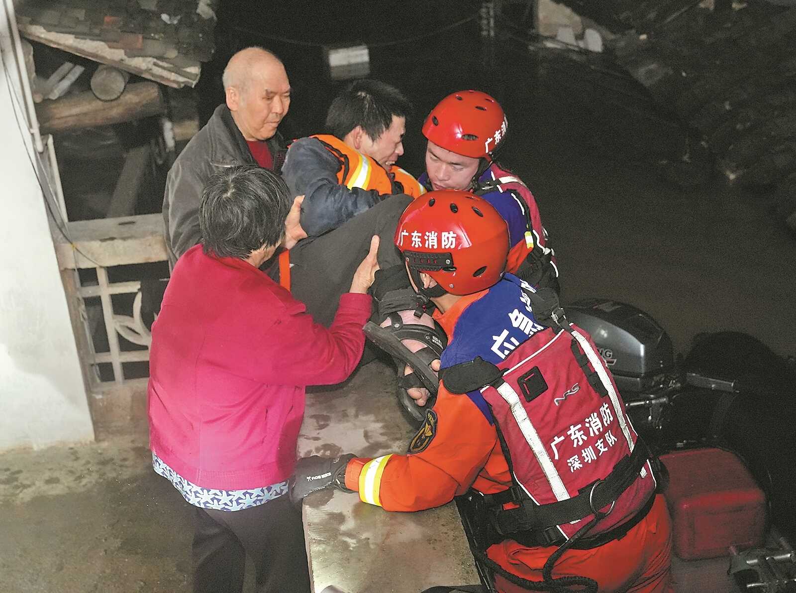 羊城晚报记者直击清远英德市浛洸镇救援一线：多方协力撑起“生命之舟”