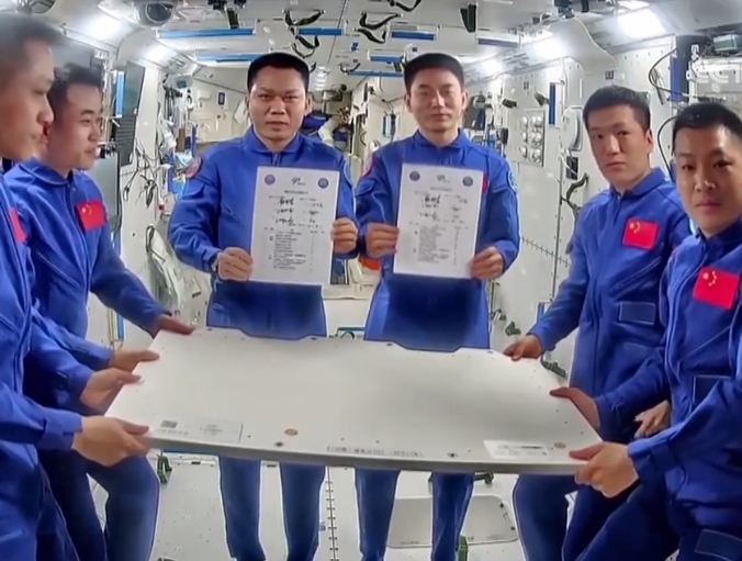  中国航天员乘组完成在轨交接