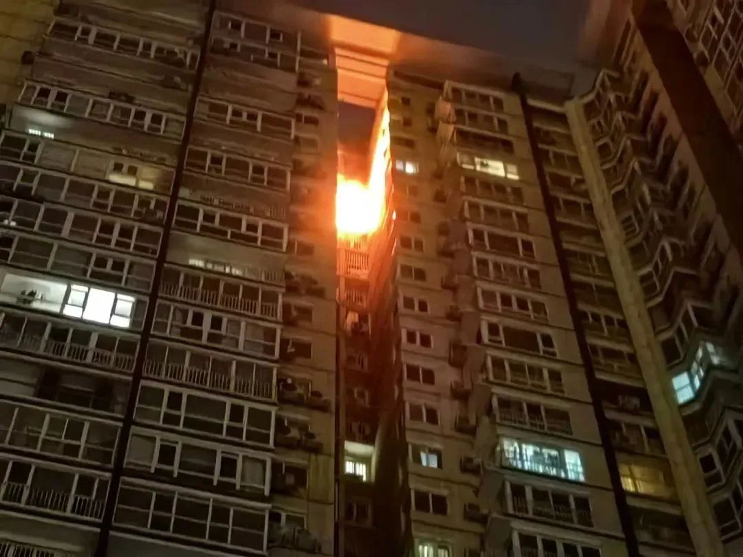 28楼住户一个动作，致27楼突发火灾……监控还原真相，令人又惊又怒！