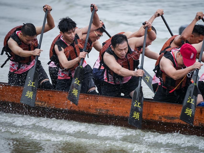 广州海珠石榴江河40支龙舟队水上“狂飙”竞技，叠滘龙船湿地表演“龙舟漂移”