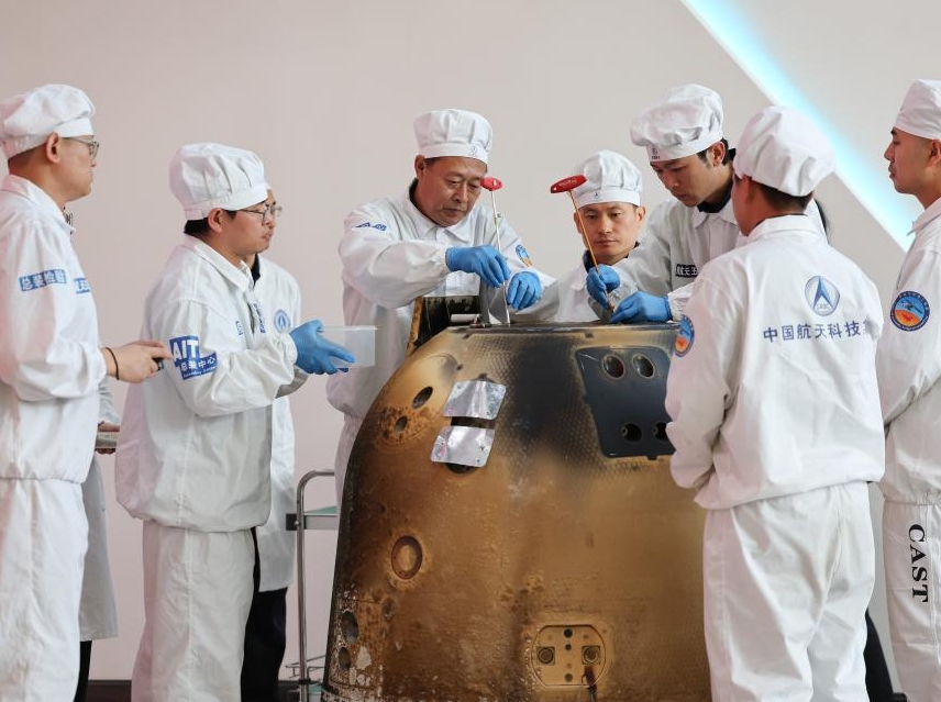  嫦娥六号返回器开舱活动在京举行