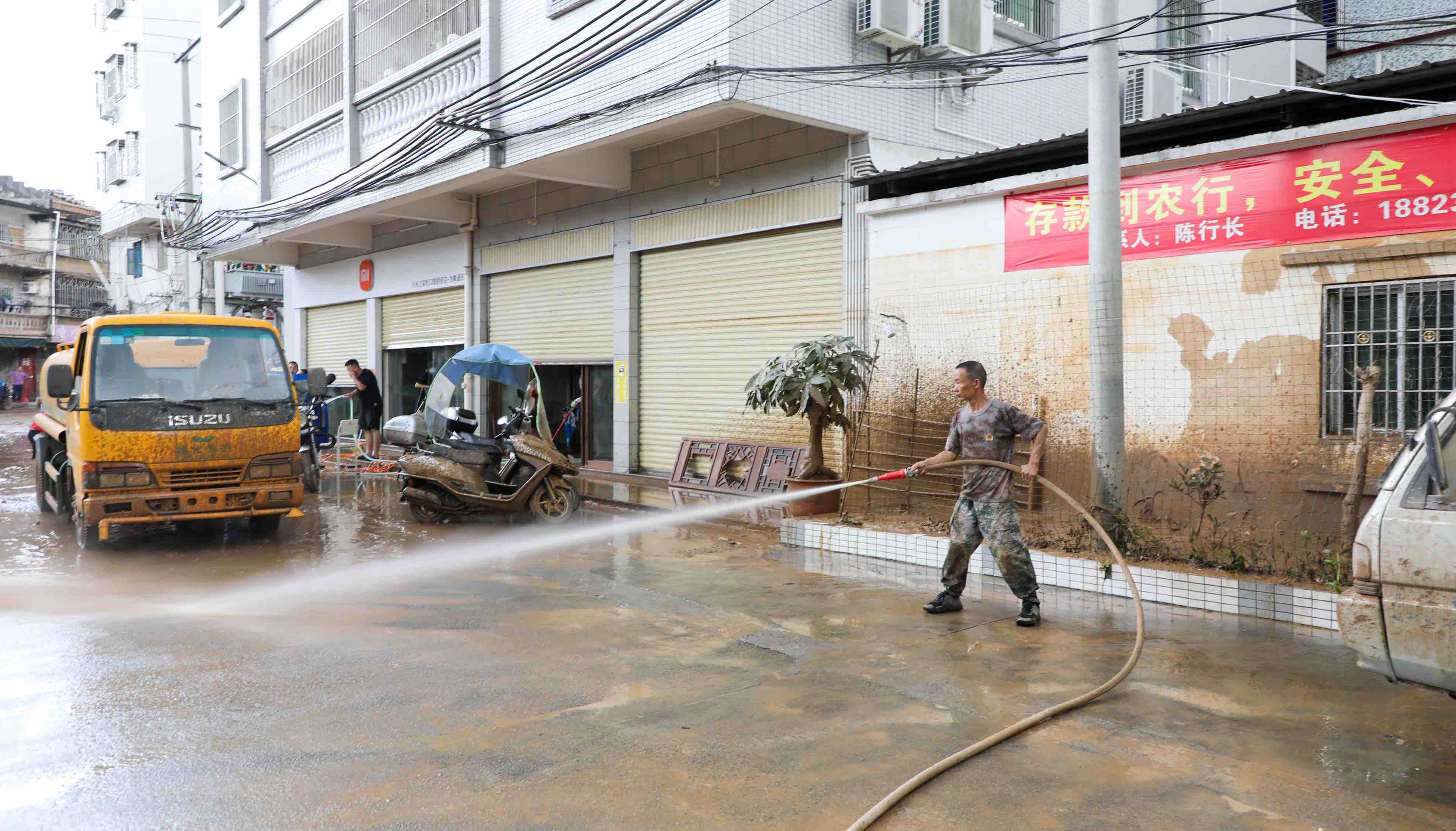 梅州梅县区干群携手清淤除障重建家园