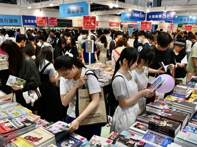  香港大批市民及旅客逛书展 现场书香四溢