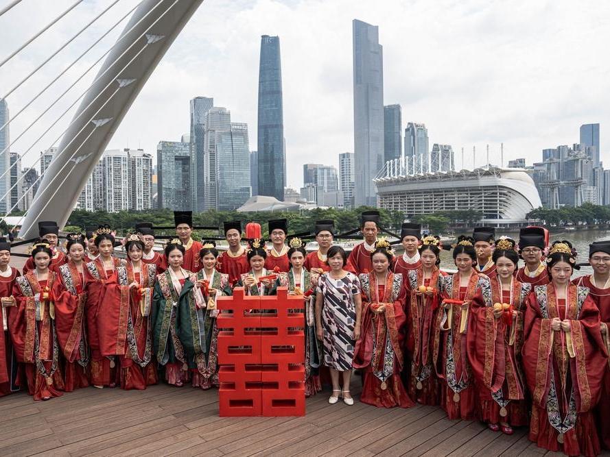 七夕佳节，广州14对新人在海心桥上演“鹊桥会”