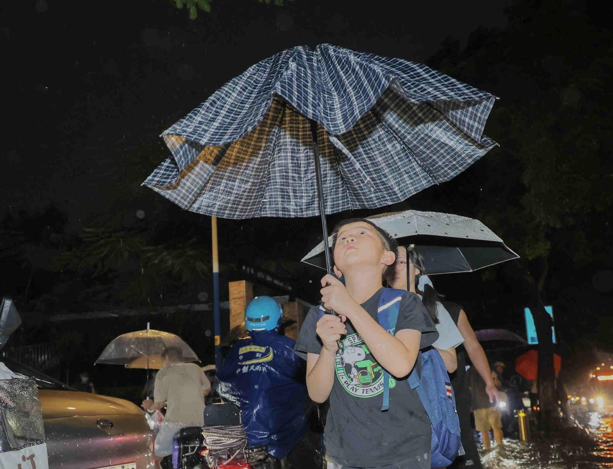  视频+图集｜“下班雨来临”，广州启动暴雨和雷雨大风应急响应