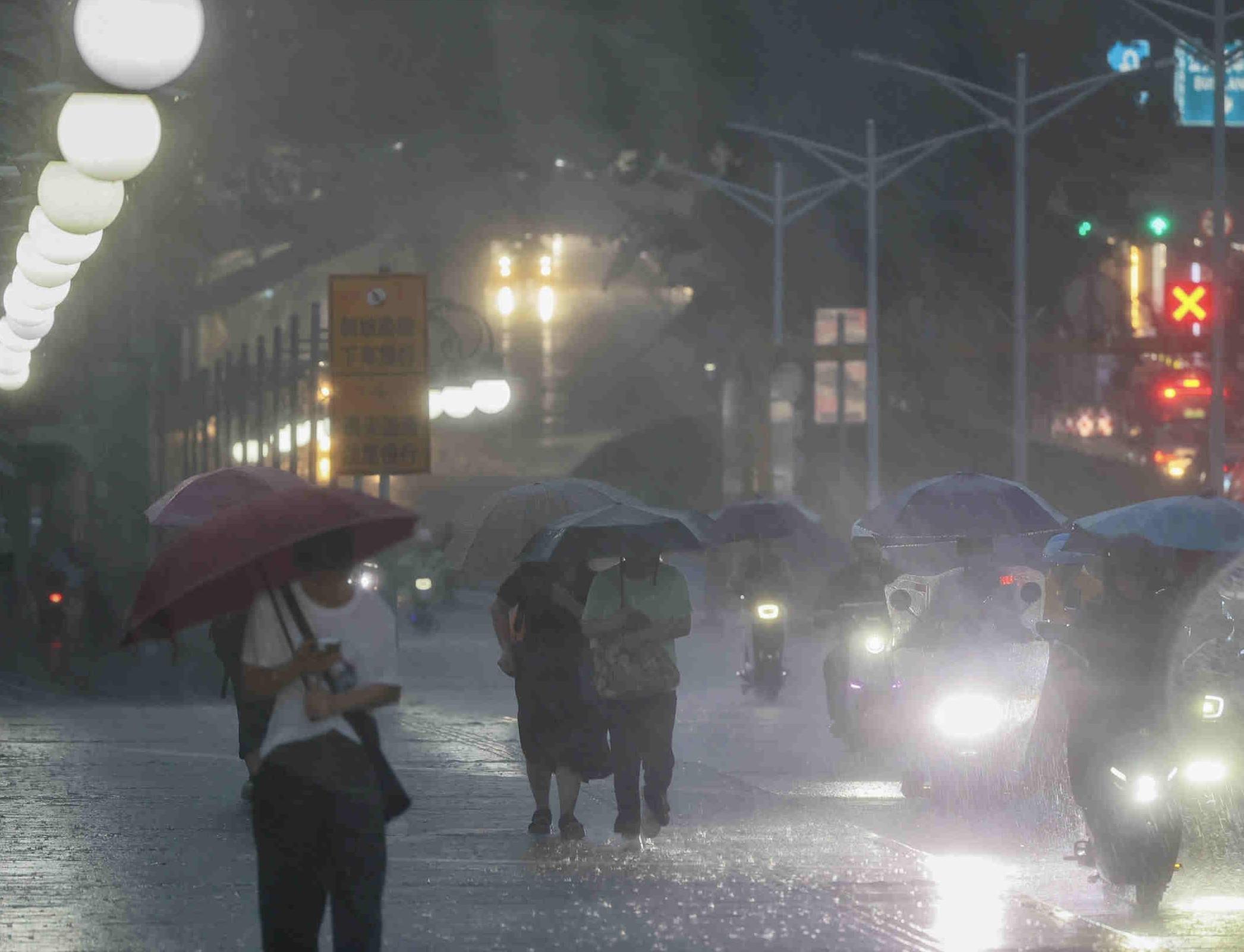   Video+Atlas | When the rainstorm strikes in Guangzhou, citizens take shelter from the rain to ensure safety