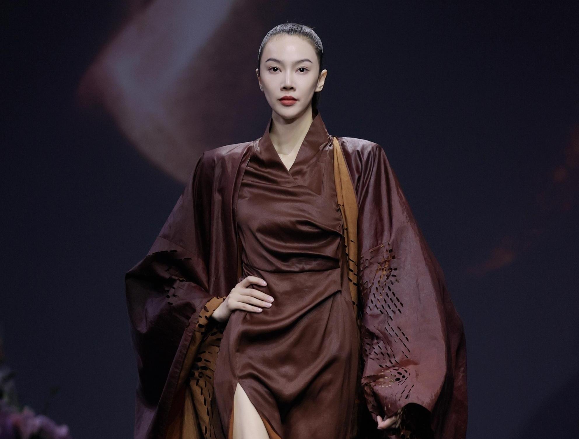   [Video] Xiangyun gauze appeared in China International Fashion Week, a fashionable feast of intangible cultural heritage collision