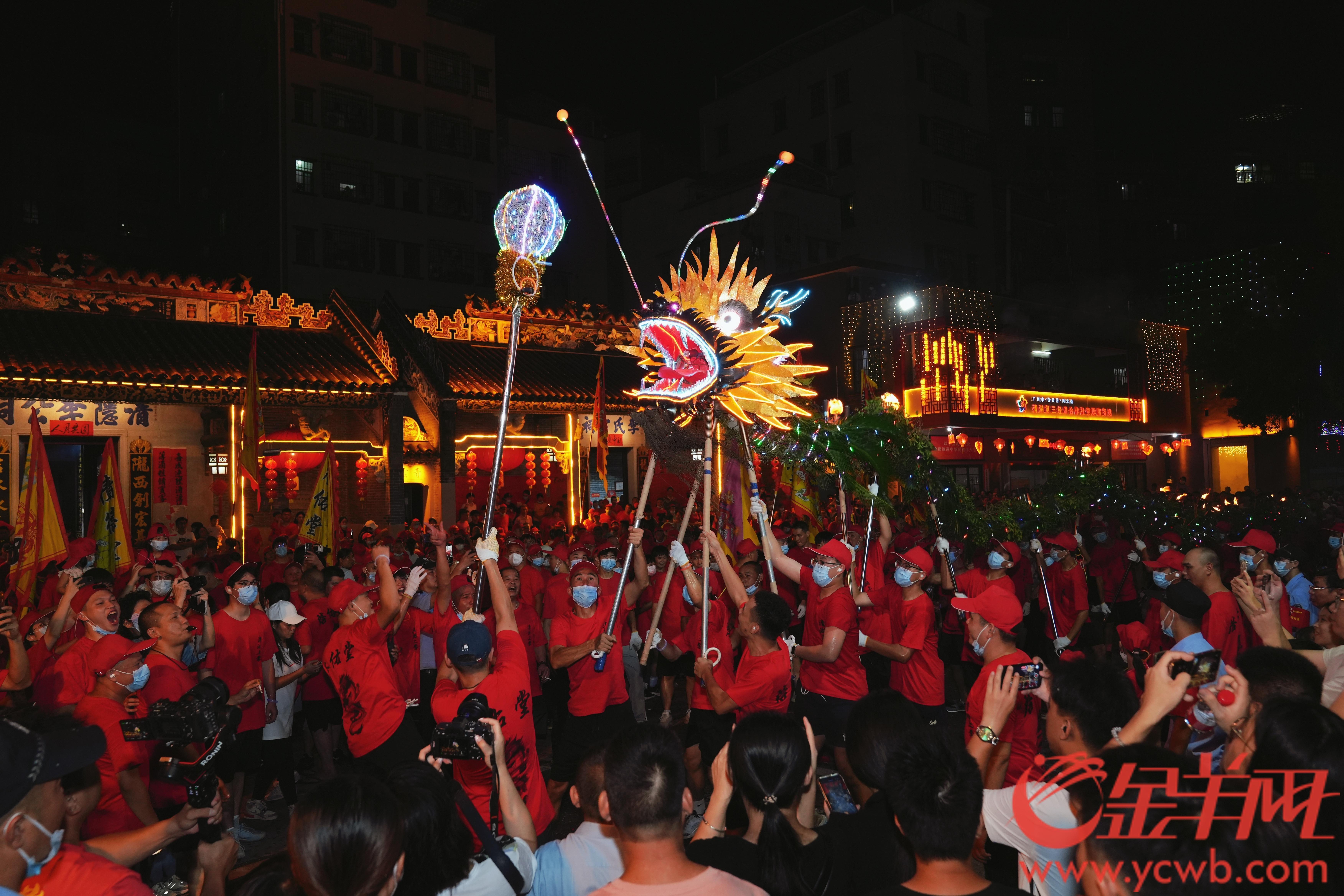 火龙点亮中秋夜！广州白云均禾街上演原生态舞火龙盛景