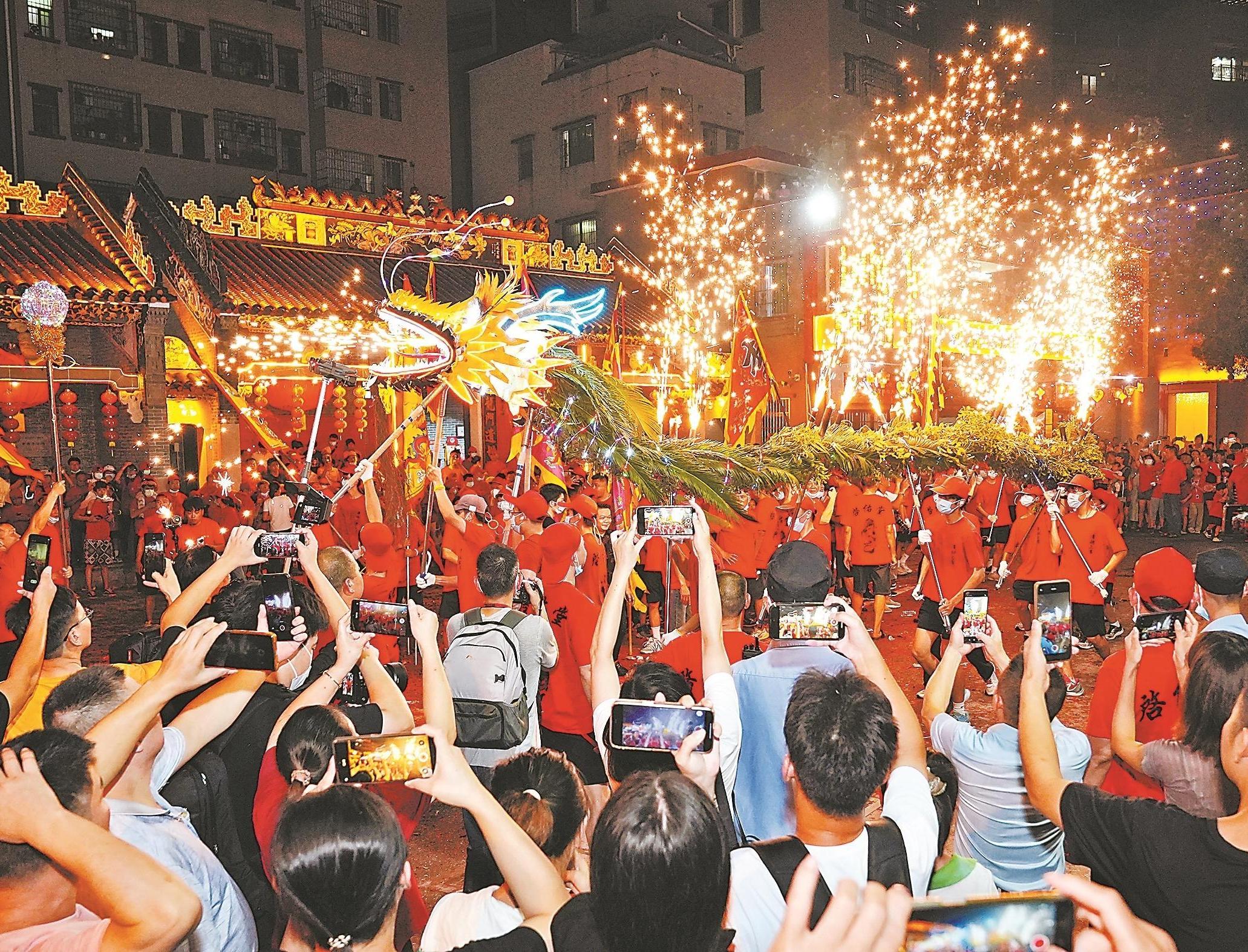   Mid Autumn Night Dance Fire Dragon