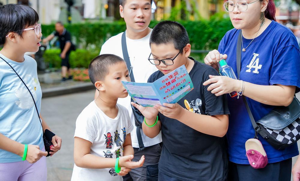 广州荔湾沙面街道开展“珍爱生命沙面禁毒行凤凰联盟平台”主题宣传活动(图1)