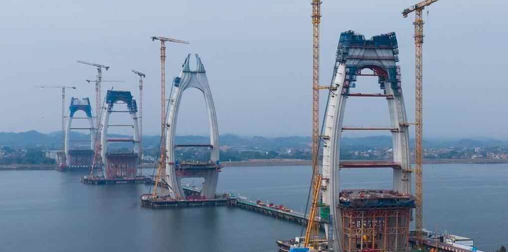  清花高速北江特大桥首个主塔封顶