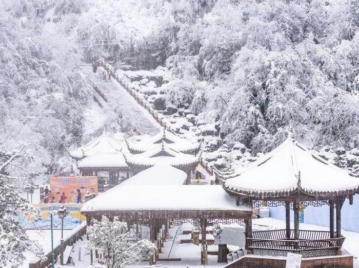 四川眉山：瓦屋山银装素裹 游客穿越“冰雪奇缘”