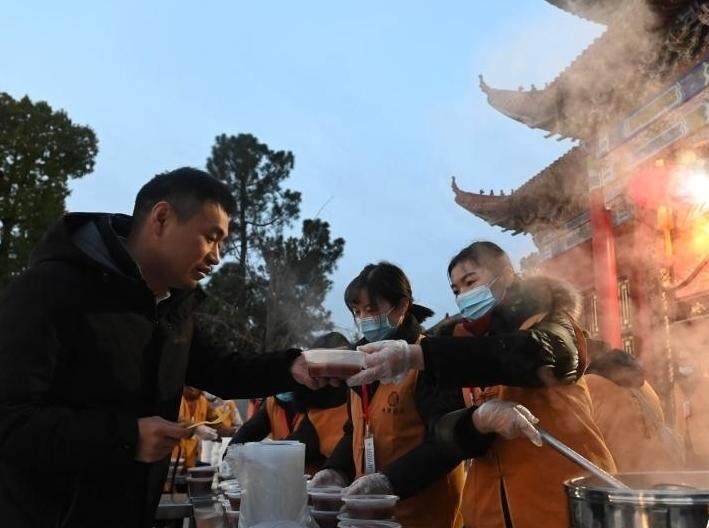 暖心又暖胃！各地民众品粥过腊八