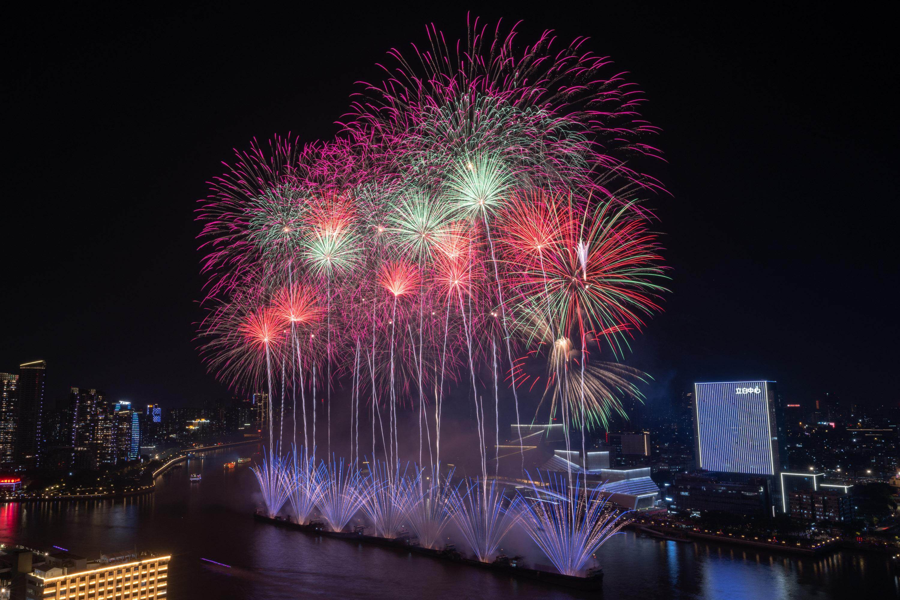 45分钟视觉盛宴大年初一晚广州白鹅潭烟花再度绽放果博平台(图2)