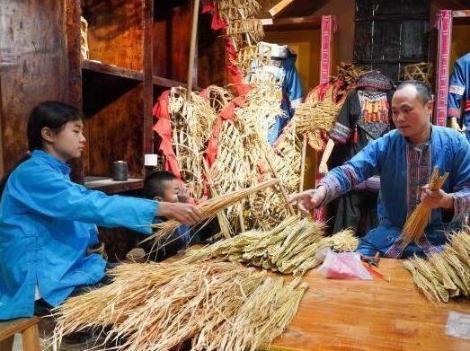 广西非遗传承人赶制草龙迎新春