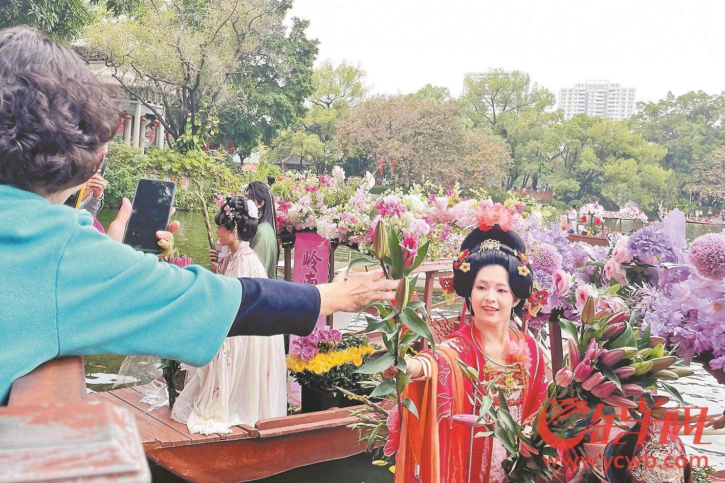 2025广州水上花市开幕 “卖花果博官网郎”“花仙子”邀您共赴水上繁花盛宴(图2)