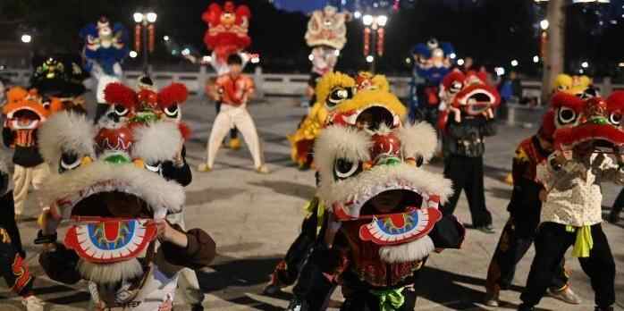  广州猎德萌娃醒狮团夜训迎新年