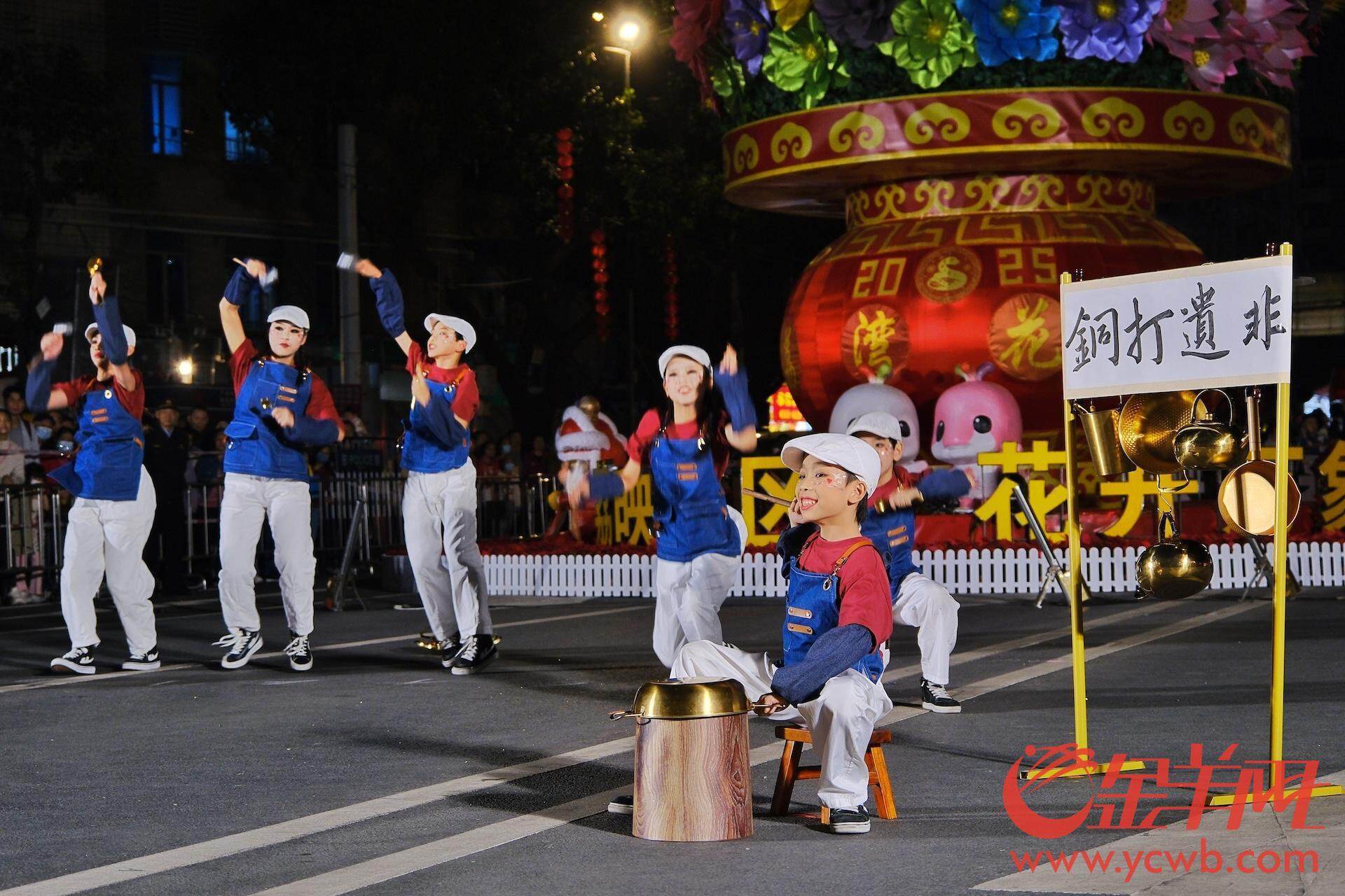 图集｜亮灯！广州荔湾花市巨型“双花篮”点亮荔湾路