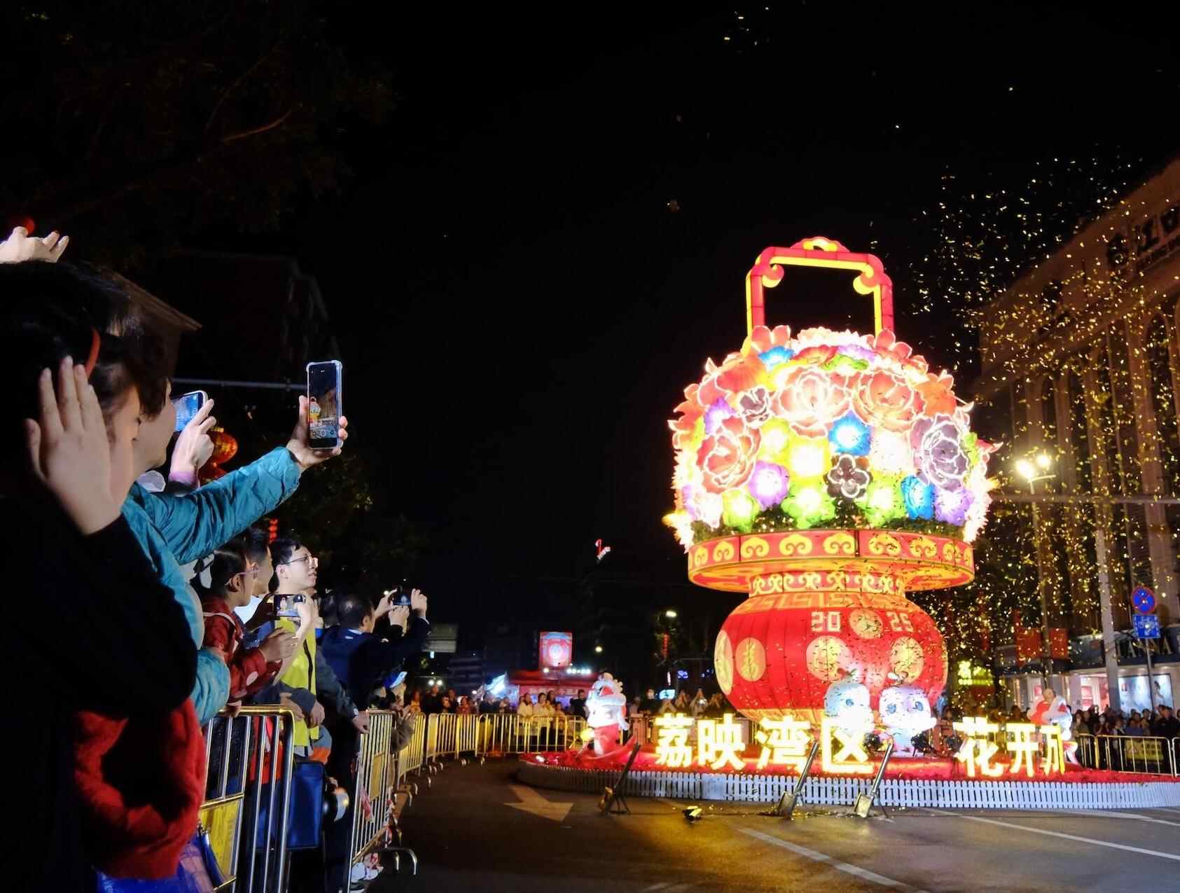 图集｜亮灯！广州荔湾花市巨型“双花篮”点亮荔湾路