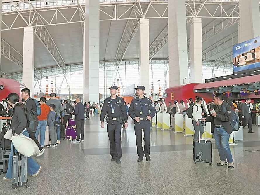 “95后”民警24小时巡逻机场 守护千万人的归家路