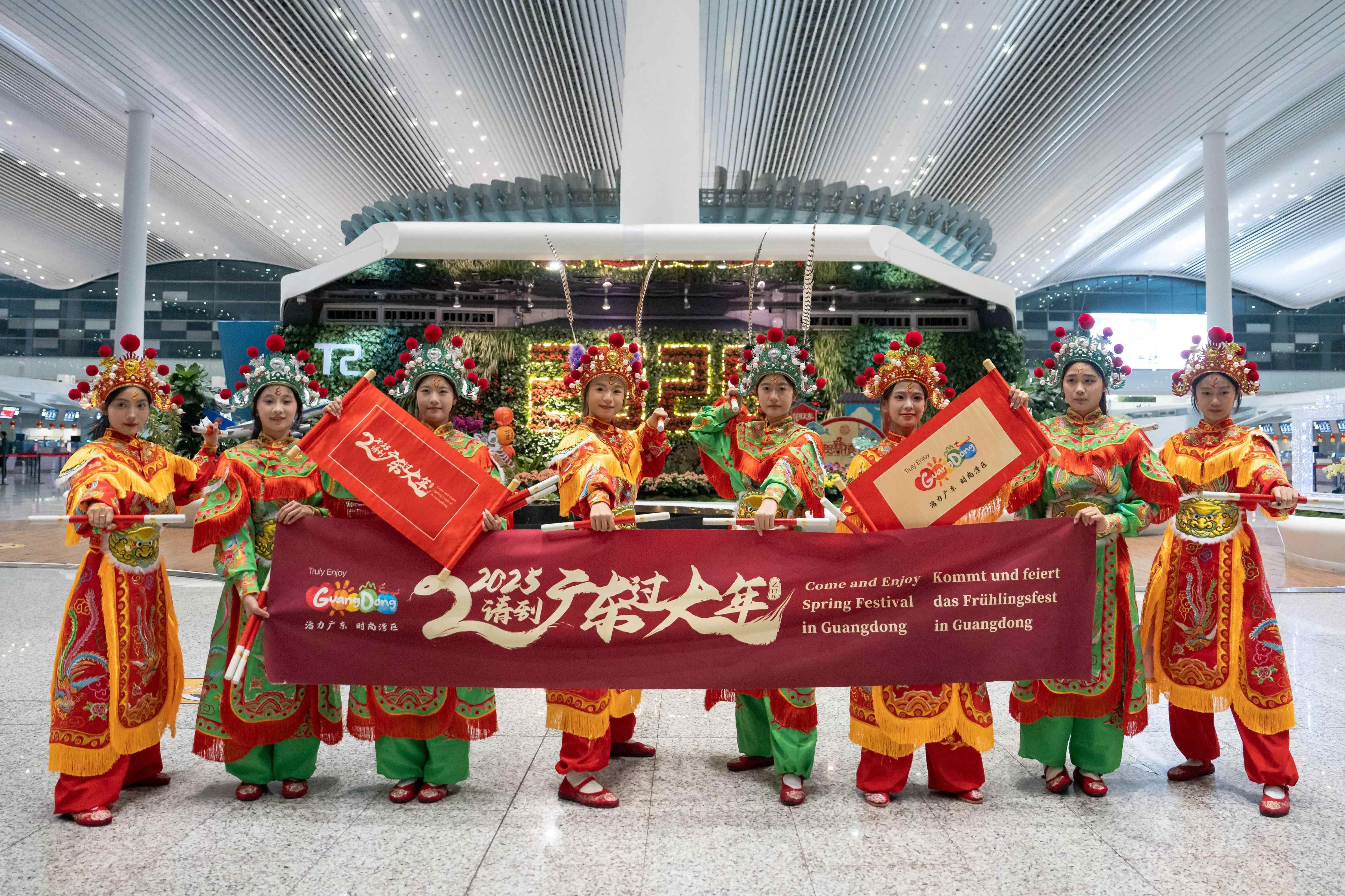 汕头英歌队向欧洲出发！机场快闪引中外旅客驻足围观｜文化中国行