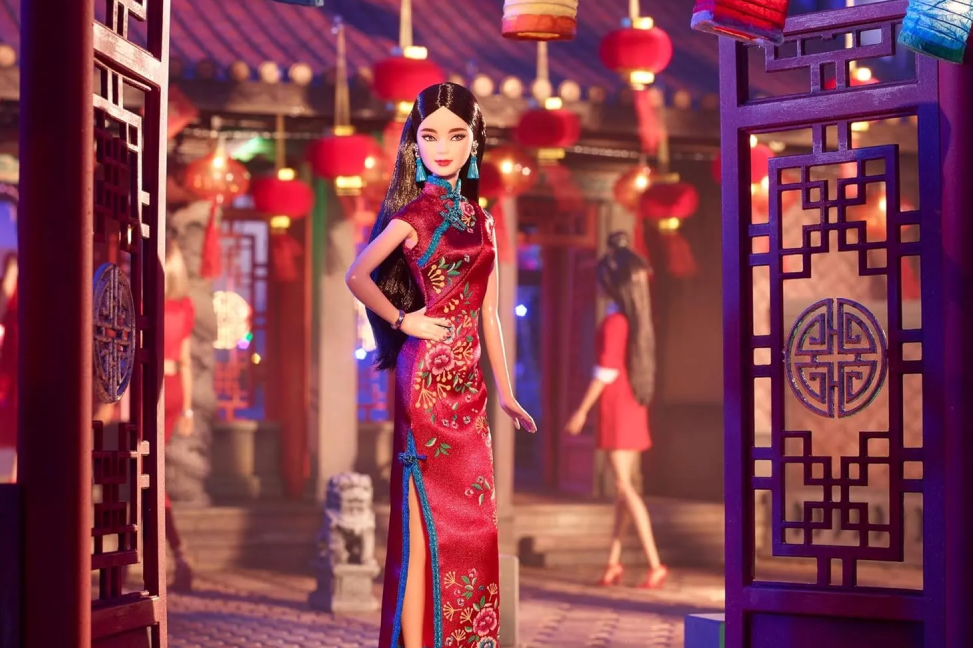 芭比推出2025年春节娃娃，二手网站热销，你觉得好看吗？