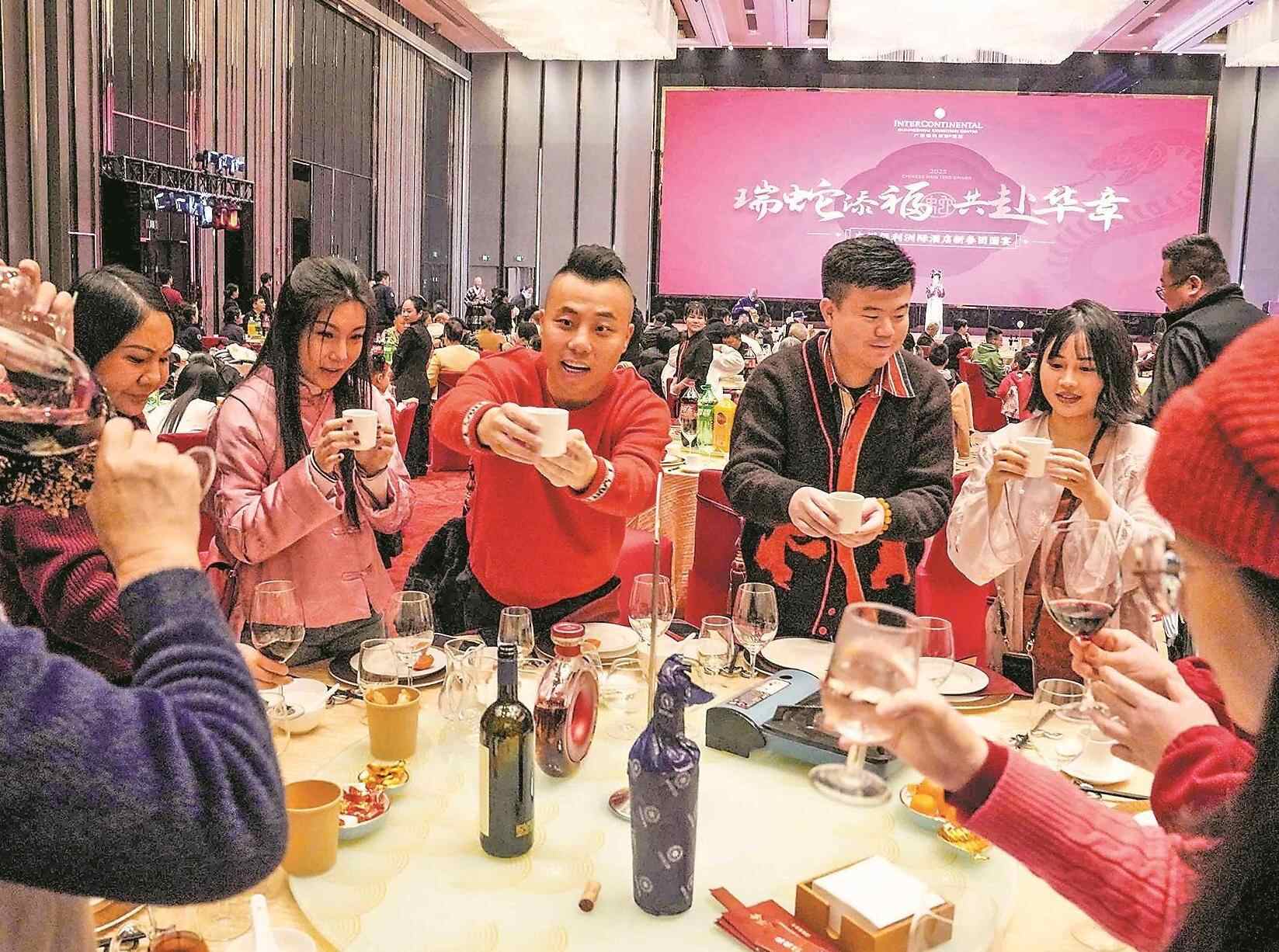 大厨上门、消费券助力……广州蛇年年夜饭温暖开席