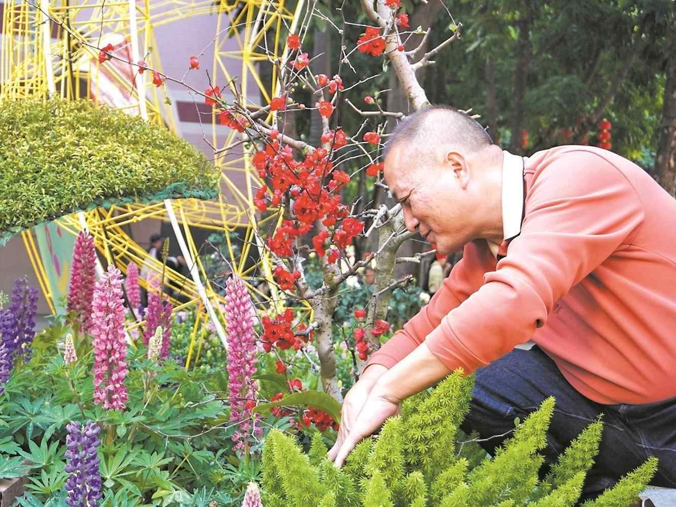 从业33年的护花使者 靠百般技艺扮靓花会