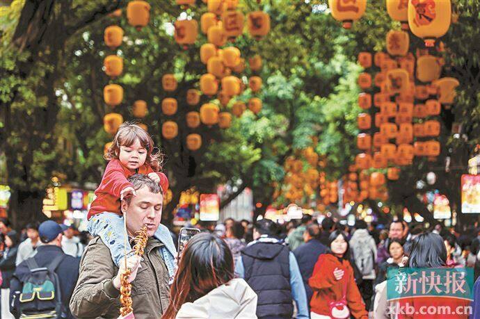 赶大集、吃饺子、看烟花、吃早茶……中国年味“圈粉”外国友人来华过春节