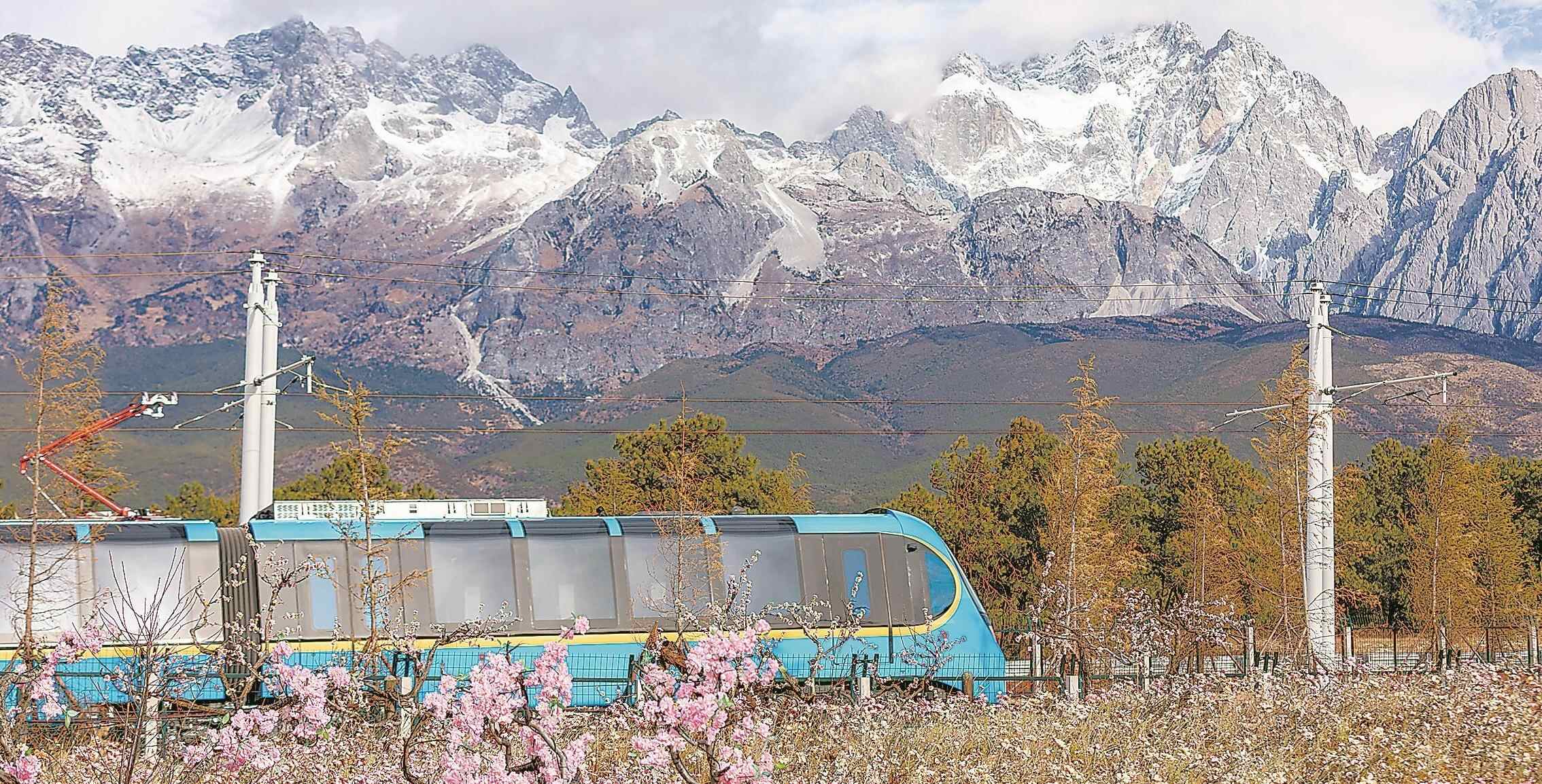 广州地铁跨省运营 丽江雪山观光火车今日通车