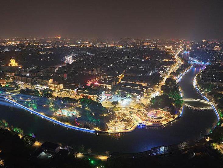  江苏扬州：古运河璀璨夜景