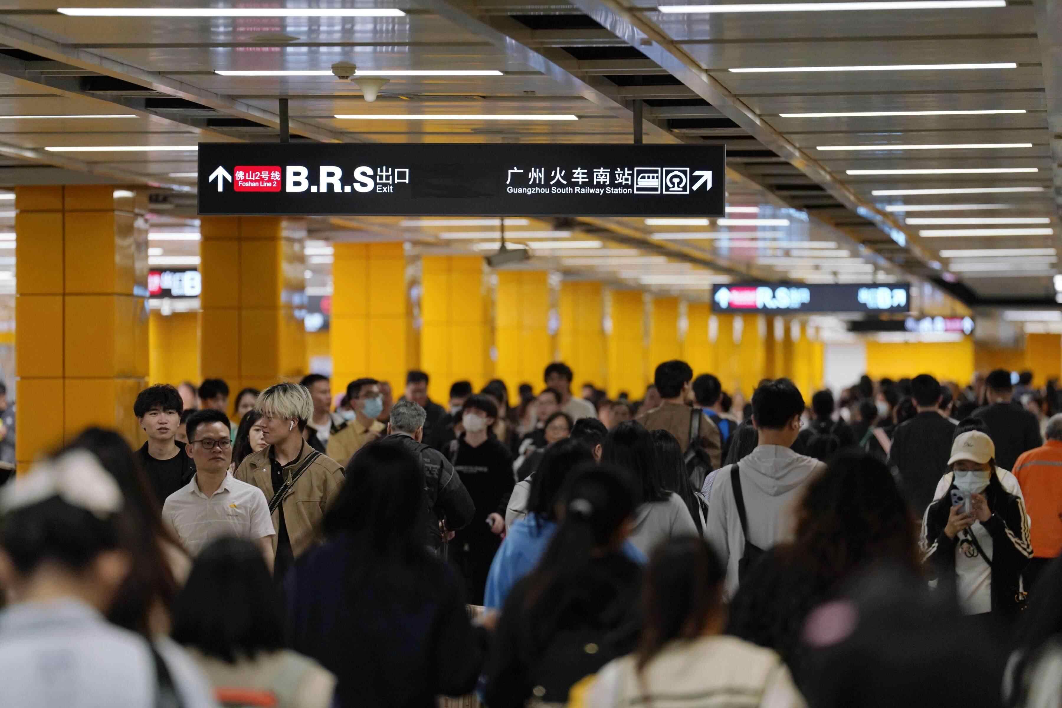 为了减轻车站的交通拥堵，对广州地铁上的6个大