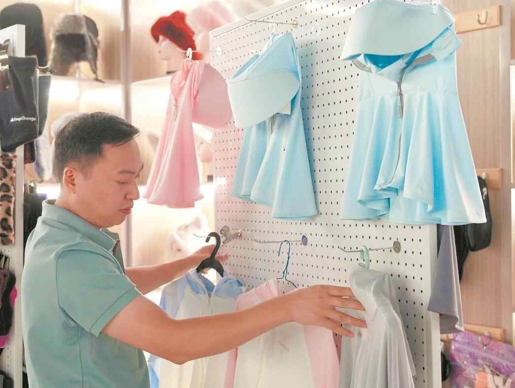广州户外消费井喷防晒衣成热门单品 顾客讲求性价比