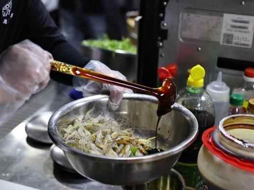  辽宁丹东：炭火上的魅力织就独特边境风味