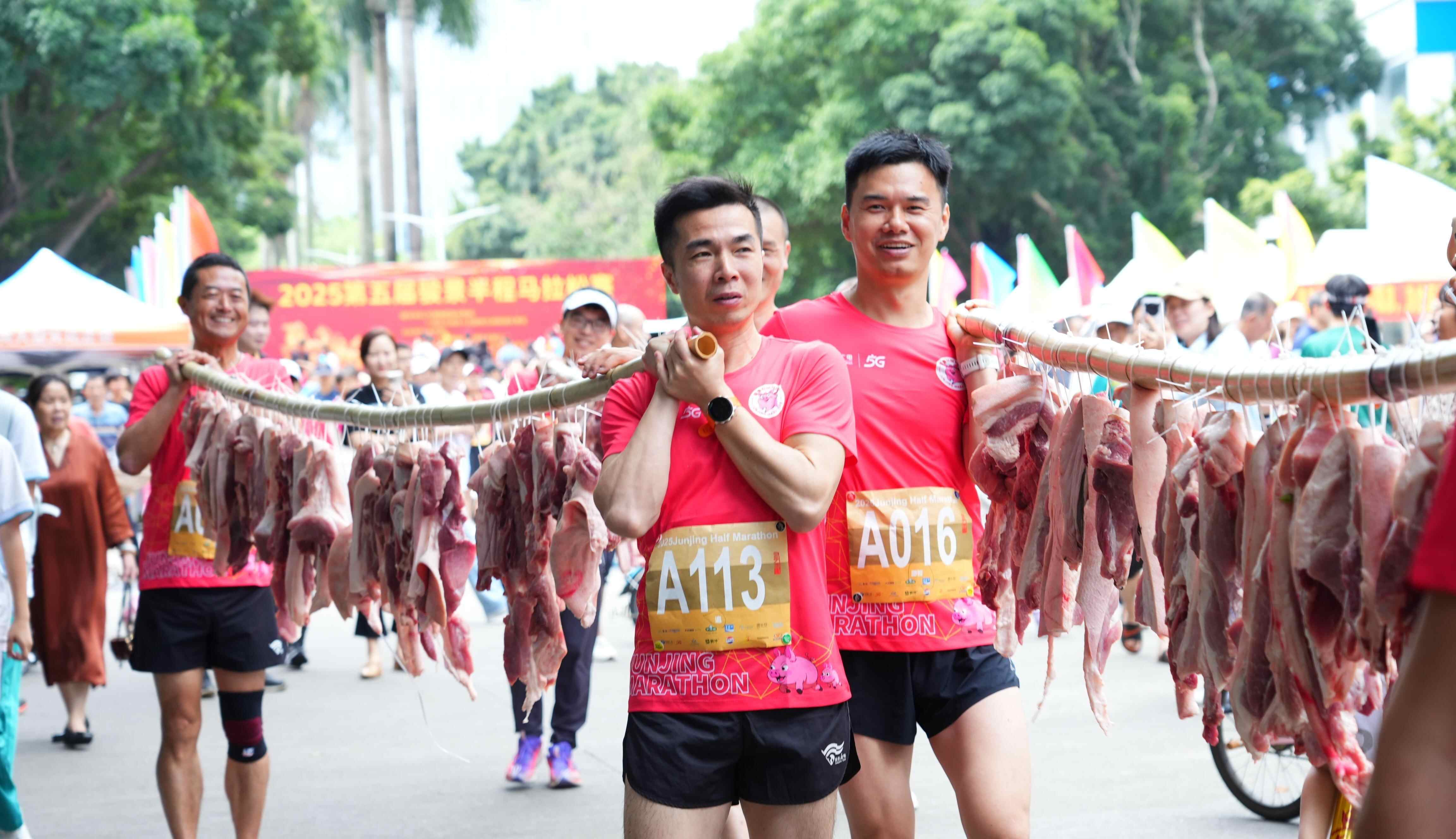 “猪肉马”火热广州社区！“土味”健康嘉年华，跑马、减重都能分猪肉