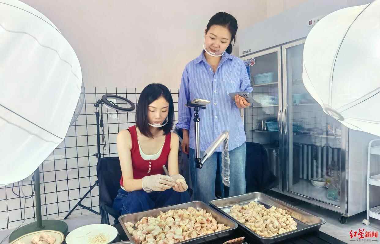 90后女生直播拔鸡毛引万人观看，网友直呼“太解压了”