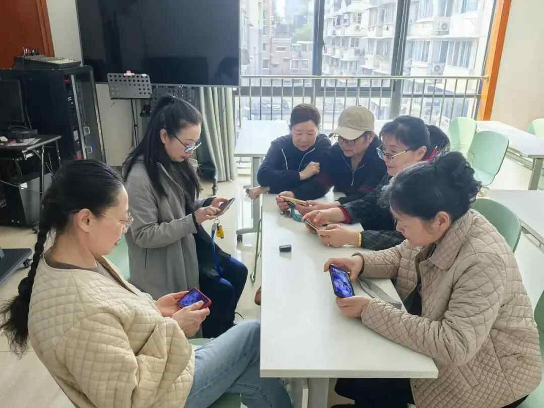 高立英在和学员交流(左二)。 受访者供图 高立英在和学员交流(左二)。 受访者供图