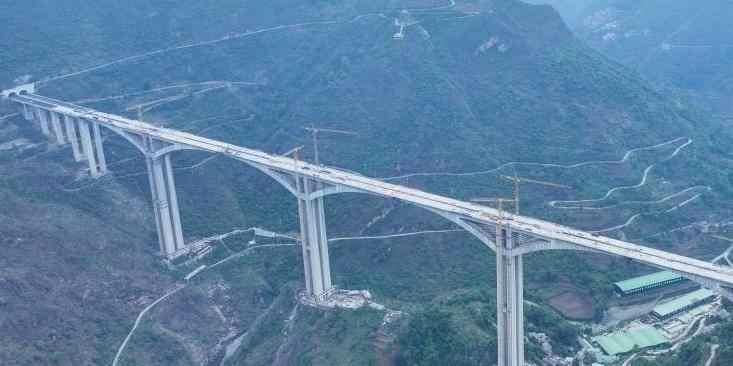  贵州纳晴高速六枝特大桥合龙 创多个“世界第一”