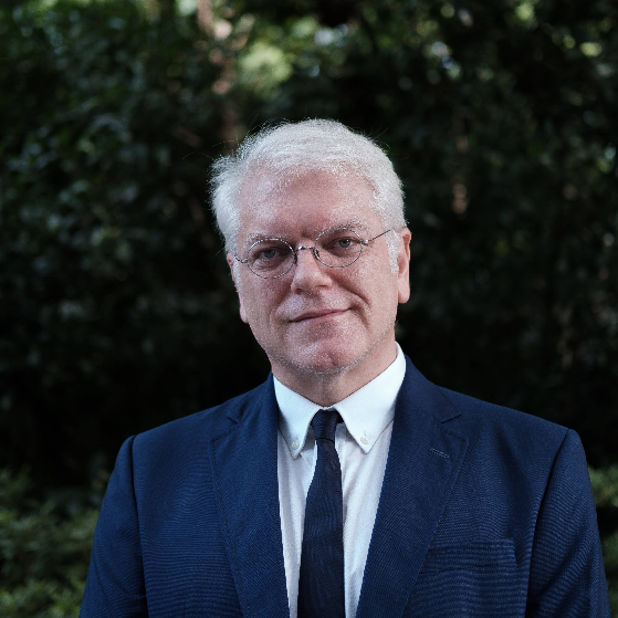 美学学者：美国必须尽快认识到自己的缺点，并