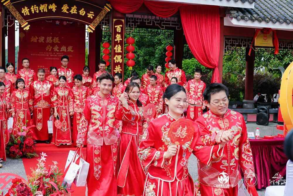 在同一天举行的26个新的爱情夫妇在同一天举行了