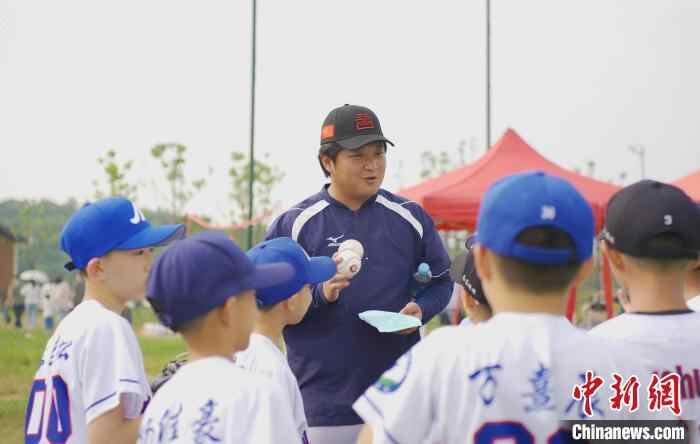 台湾青年棒球和垒球教练Jiangxi“幼苗”建立跨质
