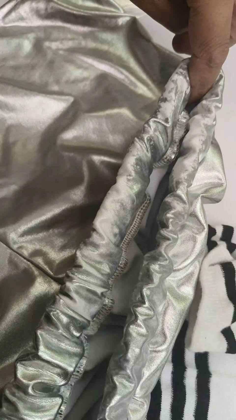 您在儿童节表演上穿着服装后要离开吗？商人采