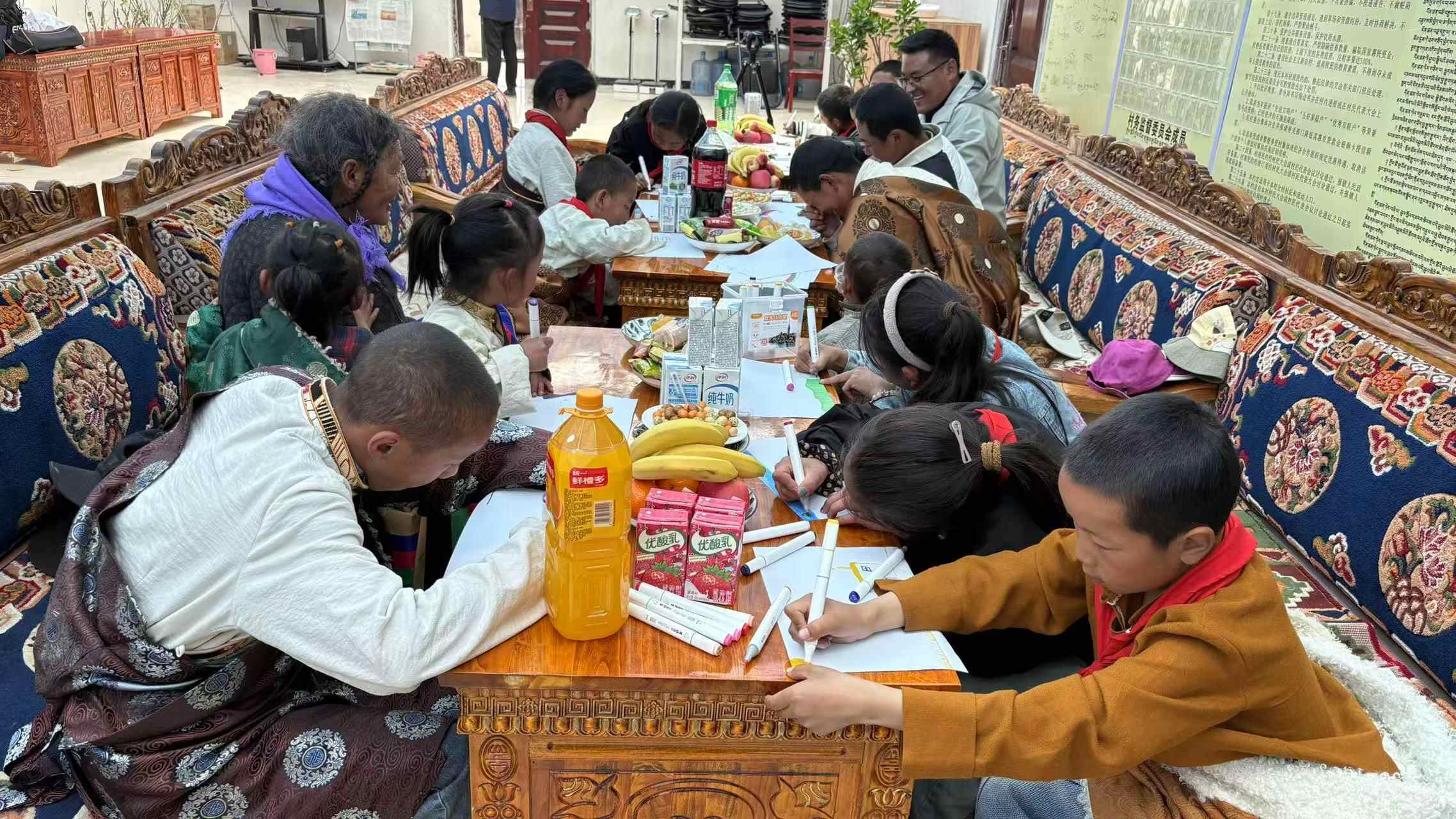 从远处庆祝的“ 6月1日”，在心之间的“双向冲